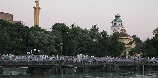 "Dîner en blanc" München 2016 auf dem Wehrsteg - Praterinsel - edle Facebook Party ganz in Weiß am 19.07.2016 (©Foto: Marikka-Laila Maisel